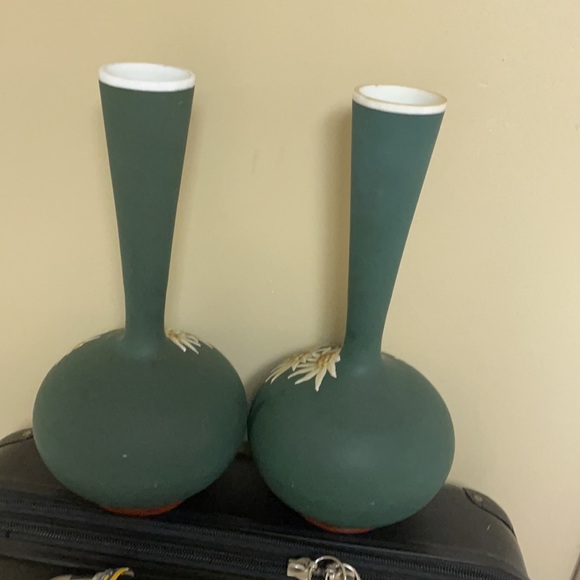 Pair of Vintage beautiful hand painted green flower vases - Picture 4 of 10